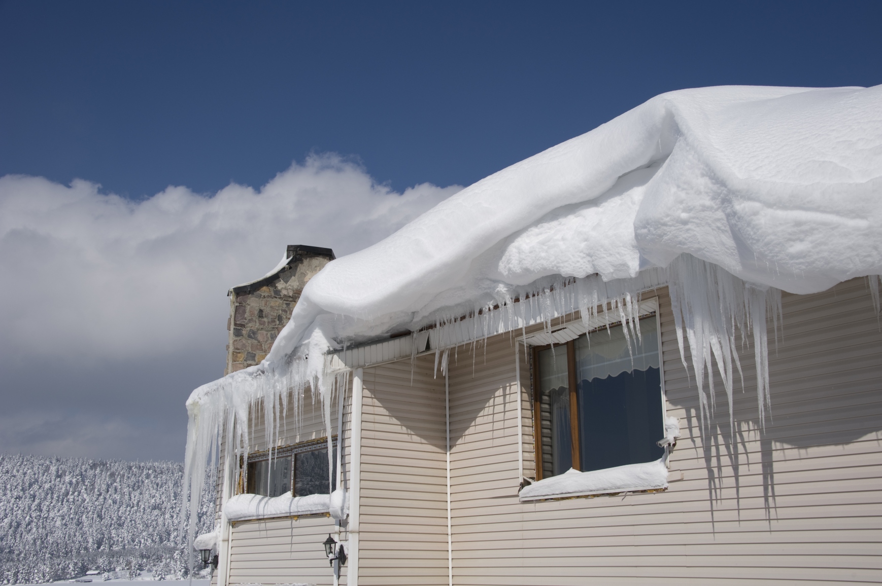 Снег с крыши на голову. Снег на крыше. Заснеженная крыша. Заснеженные крыши домов. Снежная шапка на крыше.